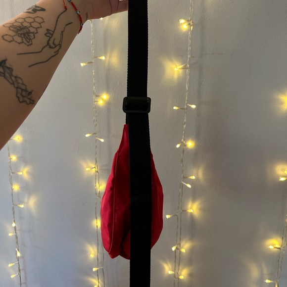 BAGGU SMALL NYLON CRESCENT BAG - CANDY APPLE - Picture 2 of 7